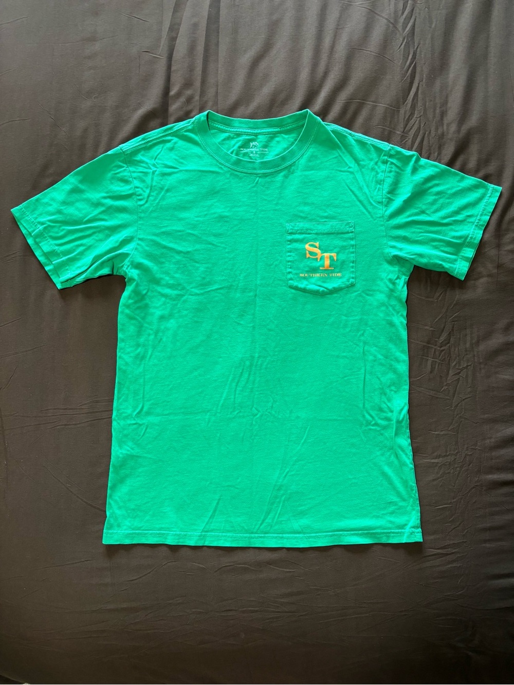 Southern Tide Men’s Short Sleeve Pocket Tee in Teal Green